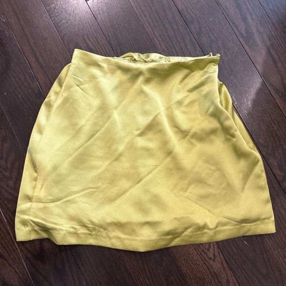 green mini skirt - Picture 3 of 3